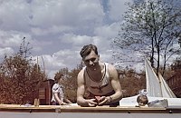 1943. Berlin. Mann mit Faltboot. Trikot mit Hakenkreuz